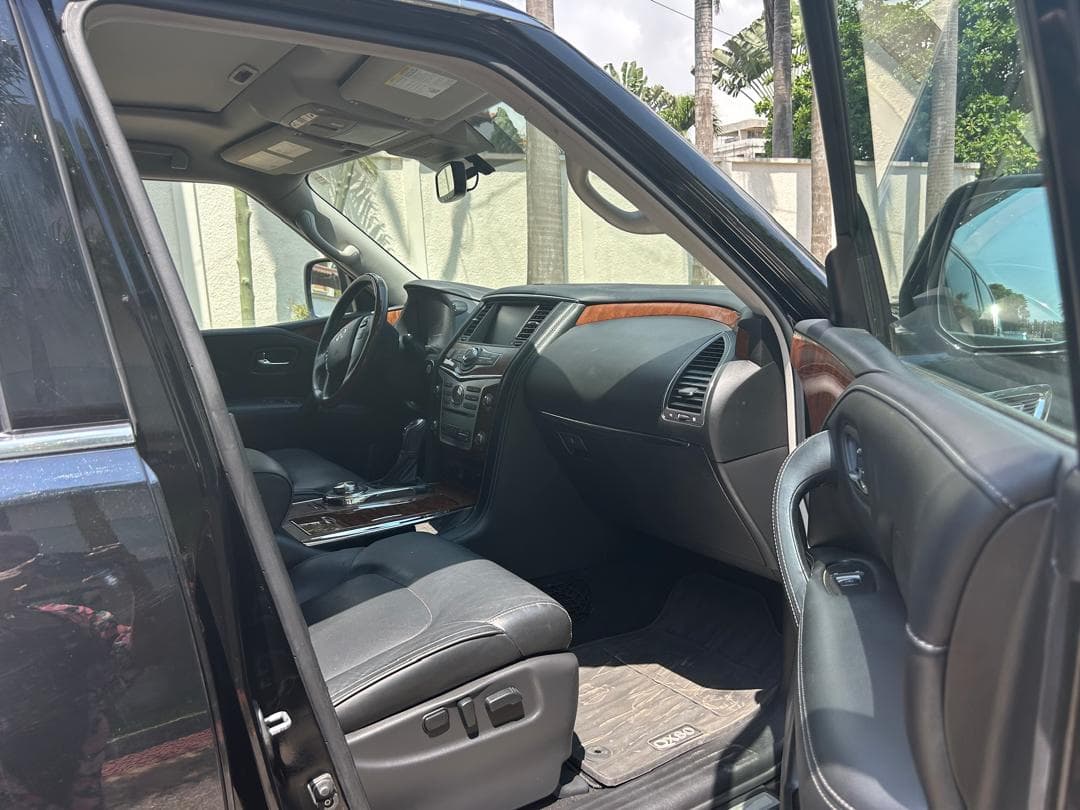 Infiniti QX80 — photo 10