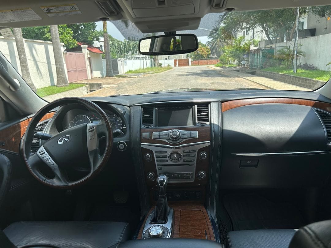 Infiniti QX80 — photo 11