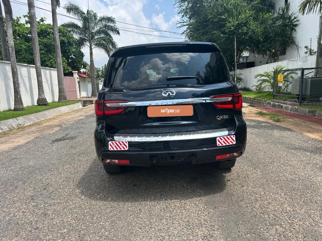 Infiniti QX80 — photo 6