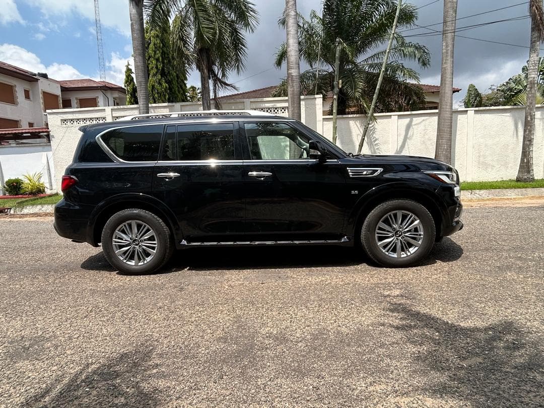Infiniti QX80 — photo 8