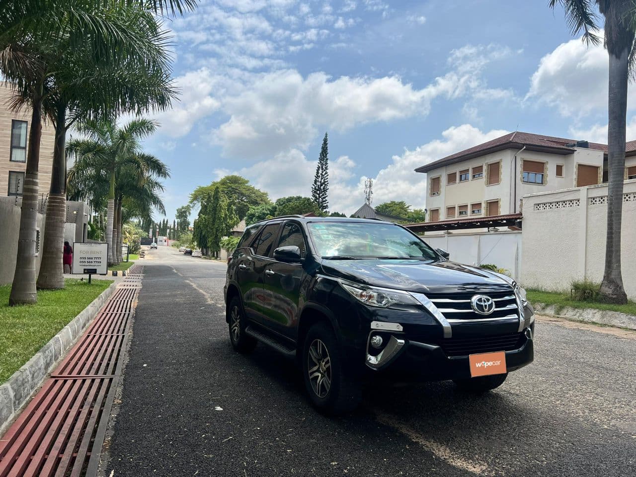 Toyota Fortuner — photo 1