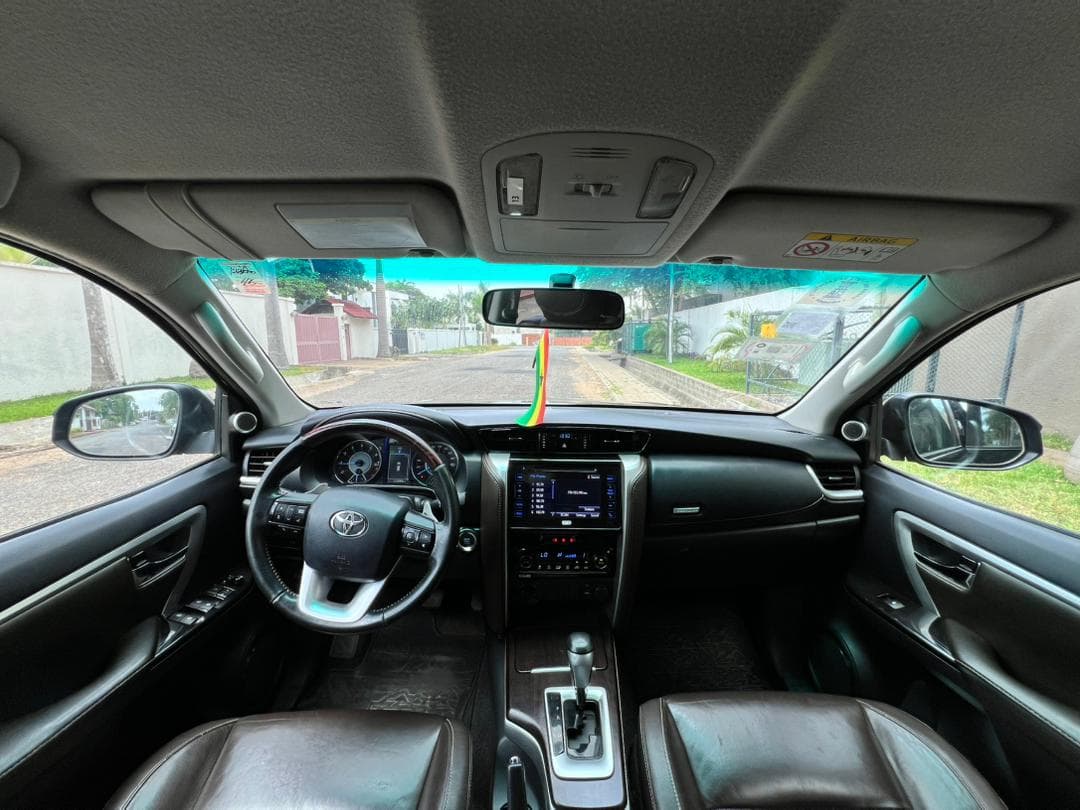 Toyota Fortuner — photo 10