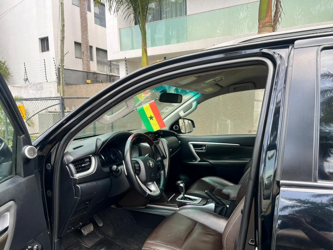 Toyota Fortuner — photo 11