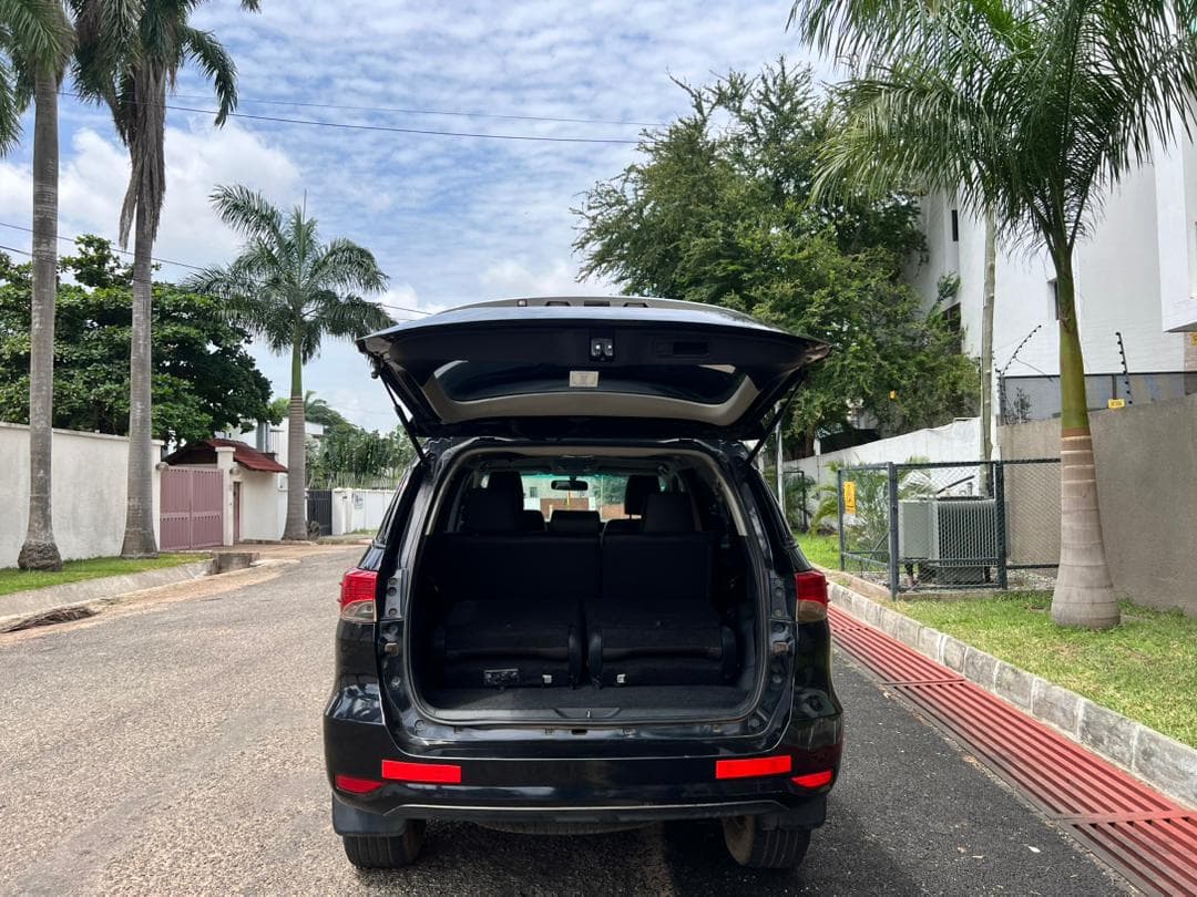 Toyota Fortuner — photo 13