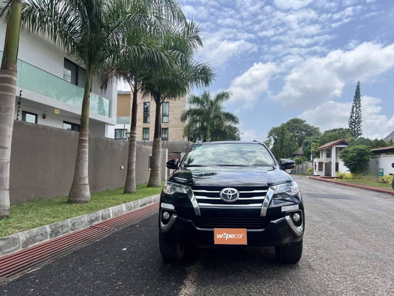 Toyota Fortuner — photo 2