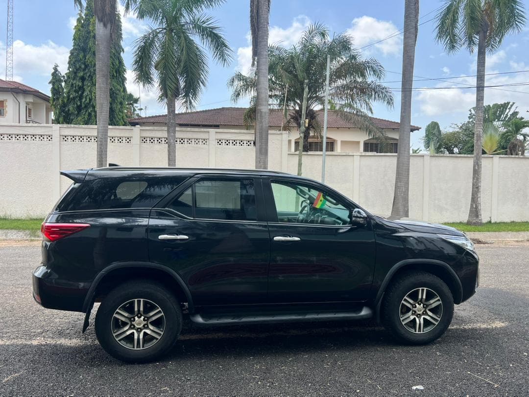 Toyota Fortuner — photo 8