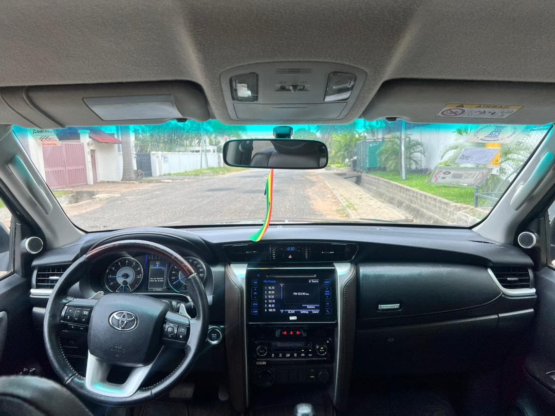 Toyota Fortuner — photo 9