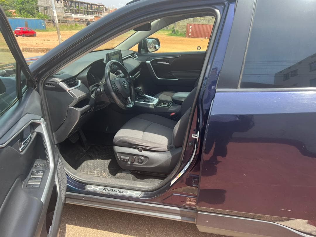 Toyota RAV4 — photo 13