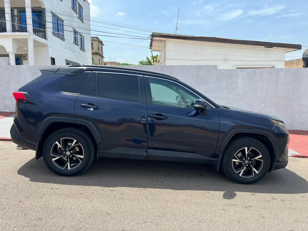 Toyota RAV4 — photo 8