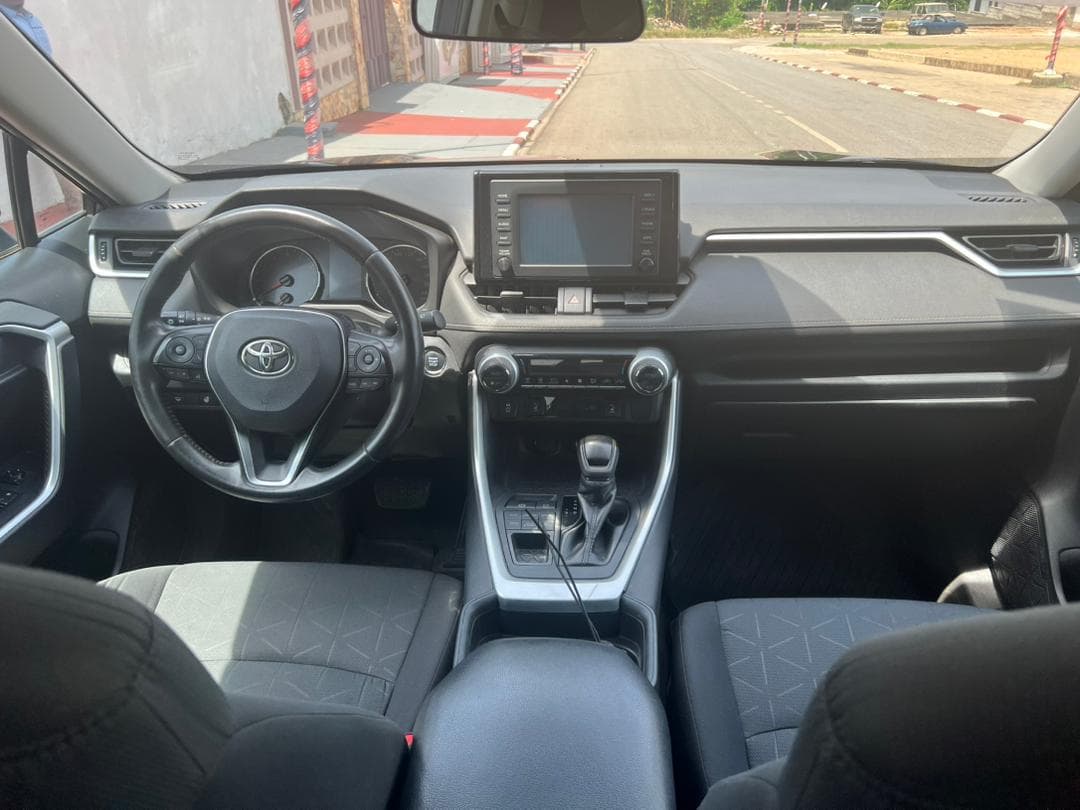 Toyota RAV4 — photo 9