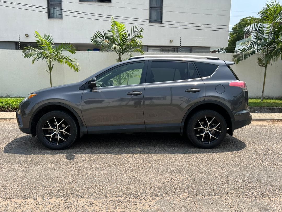 Toyota RAV4 — photo 4