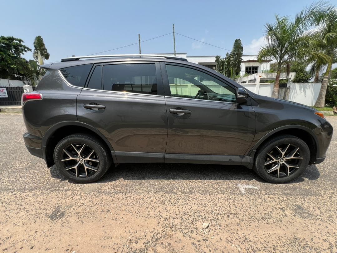 Toyota RAV4 — photo 8