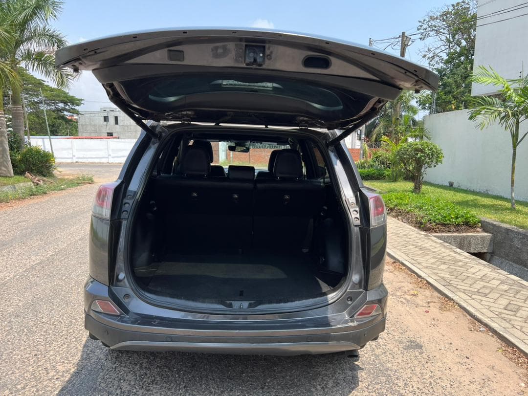 Toyota RAV4 — photo 9