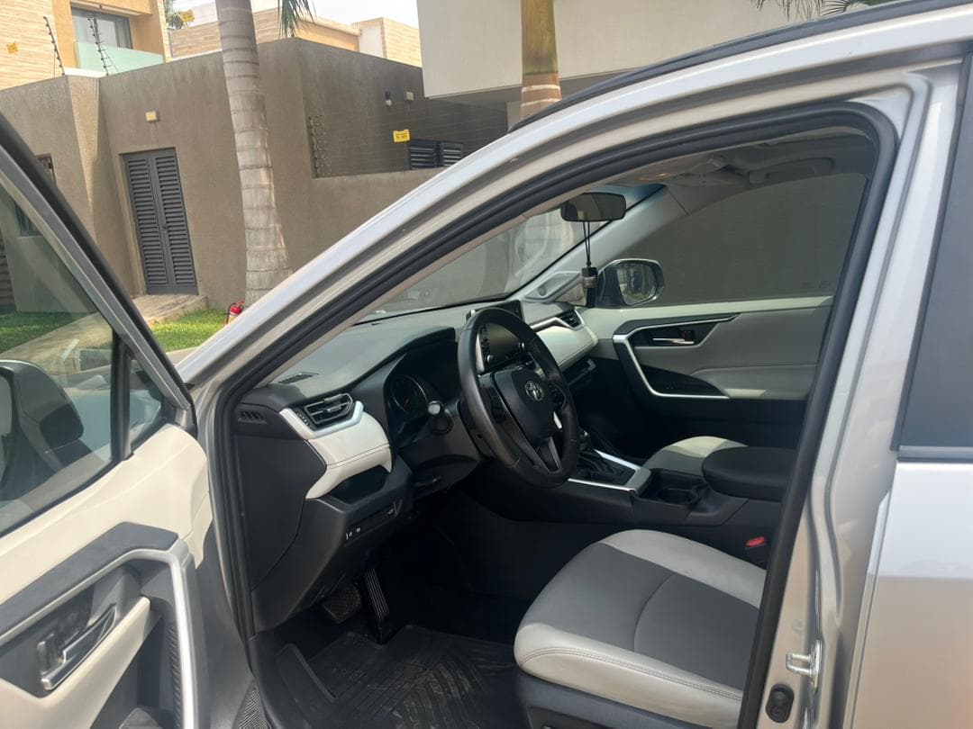 Toyota RAV4 — photo 10