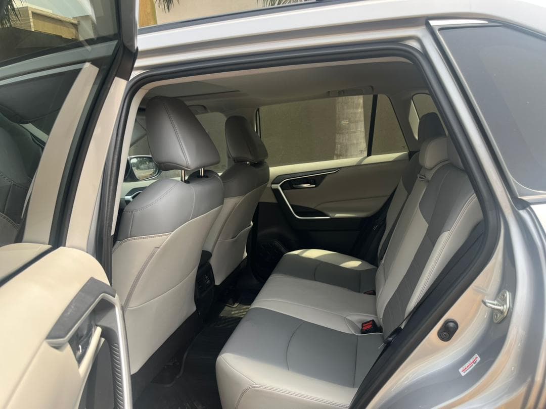 Toyota RAV4 — photo 11