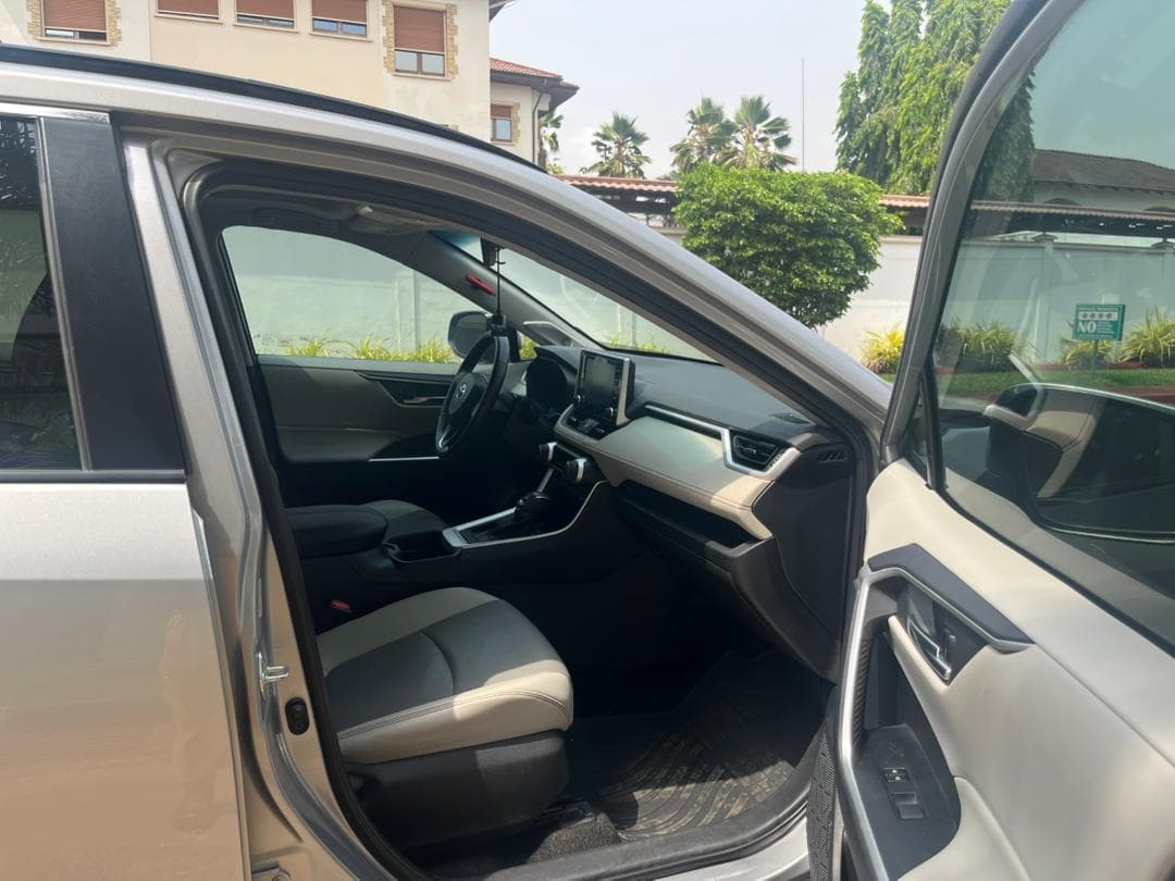 Toyota RAV4 — photo 14