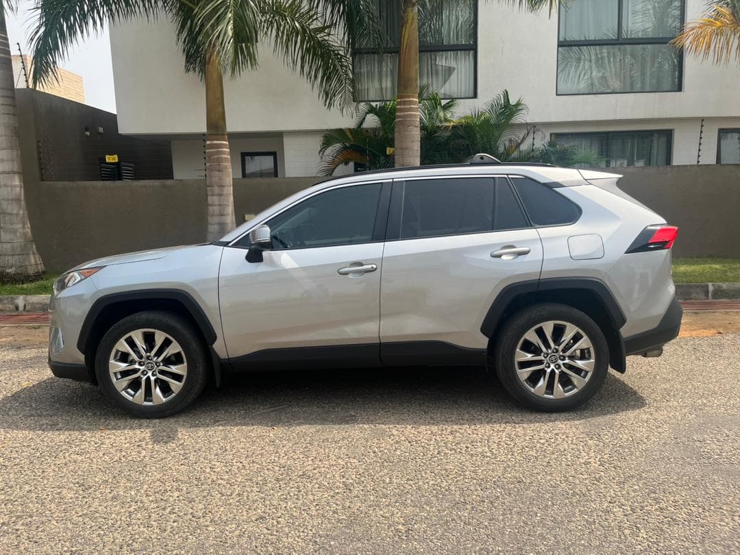 Toyota RAV4 — photo 4
