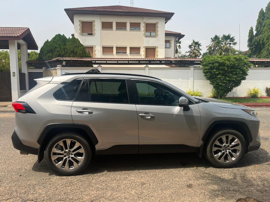 Toyota RAV4 — photo 8