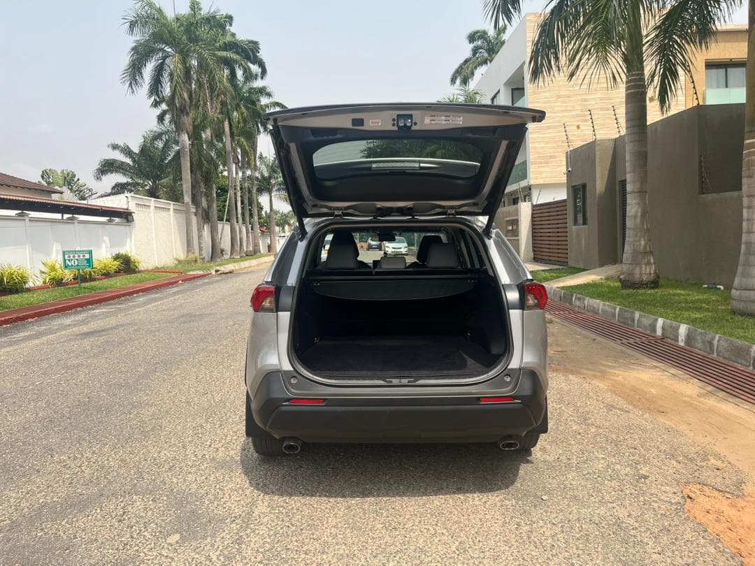 Toyota RAV4 — photo 9