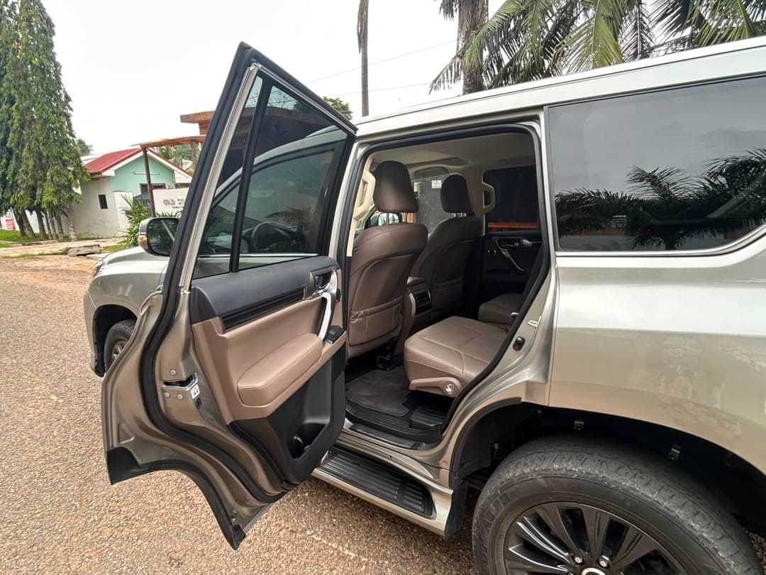 Lexus GX — photo 13