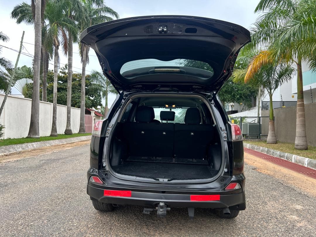 Toyota RAV4 — photo 12