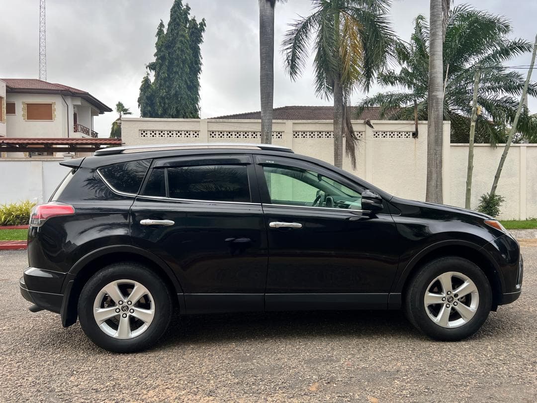 Toyota RAV4 — photo 8
