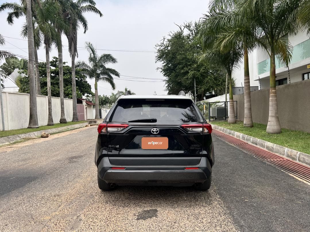 Toyota RAV4 — photo 6