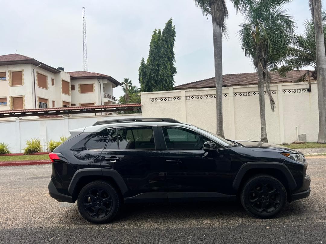 Toyota RAV4 — photo 8