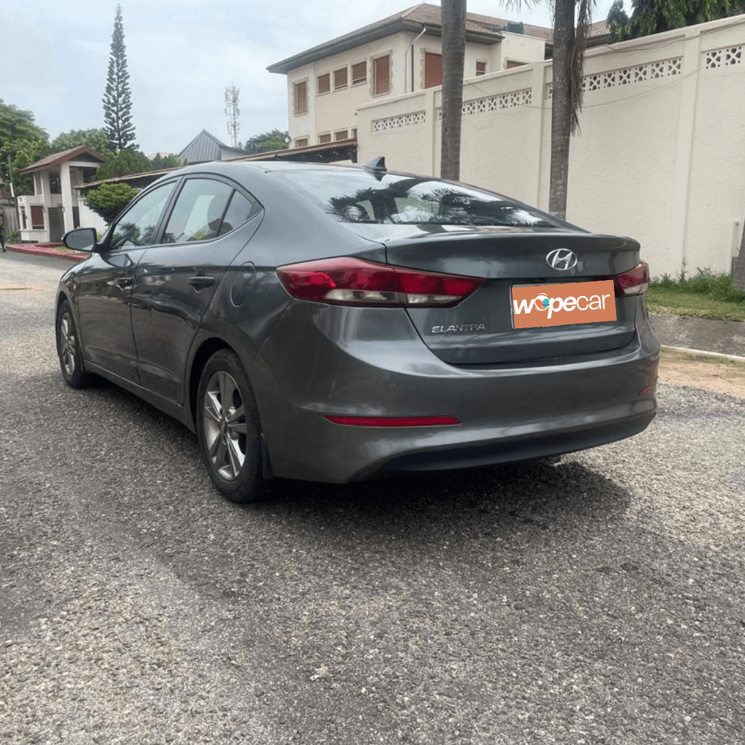 Hyundai Elantra — photo 3