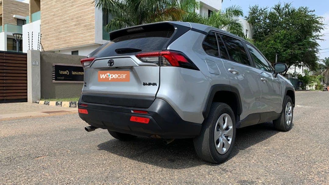 Toyota RAV4 — photo 7