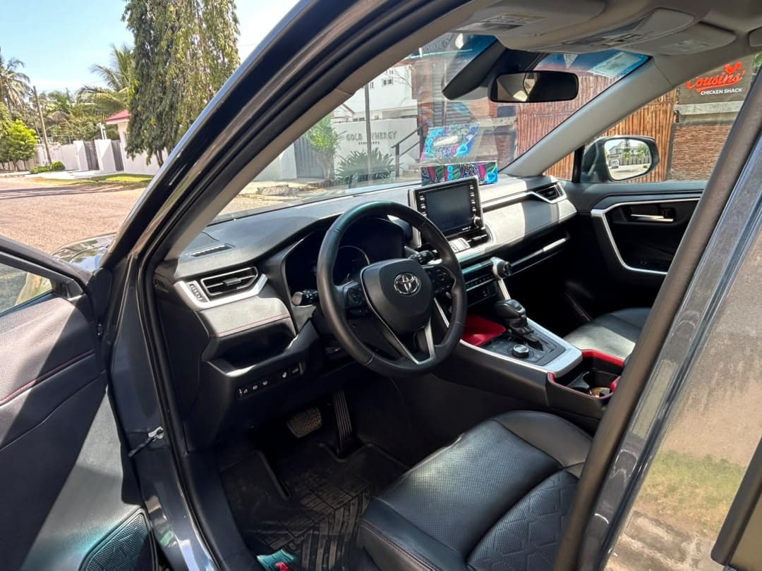 Toyota RAV4 — photo 9