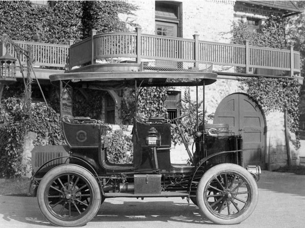 Image of the first car in Ghana; a steam-driven French Gardner-Serpollet vehicle